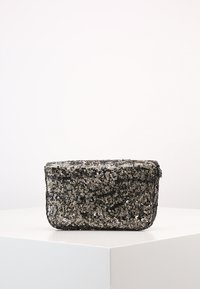 Borsa a pochette nera e argento in paillettes con forma rettangolare e chiusura a zip. Texture liscia con superficie scintillante e motivo sottile.