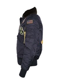 Marineblauer Bomberjacke mit Kunstfellkragen, mehreren Aufnähern, Reißverschlusstaschen, gerippten Bündchen und strukturiertem Gewebe.