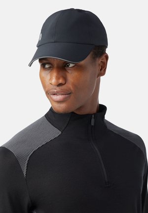 Zwarte pet met een gebogen rand, gemaakt van een glad materiaal. Het ontwerp heeft een eenvoudig logo en wordt gecombineerd met een zwart shirt met gestructureerde grijze accenten.