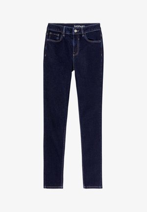 Jean skinny bleu foncé avec fermeture à boutons sur le devant, fermeture éclair, passants de ceinture et design à cinq poches, étiquette "Gaspard" à l'intérieur de la ceinture.