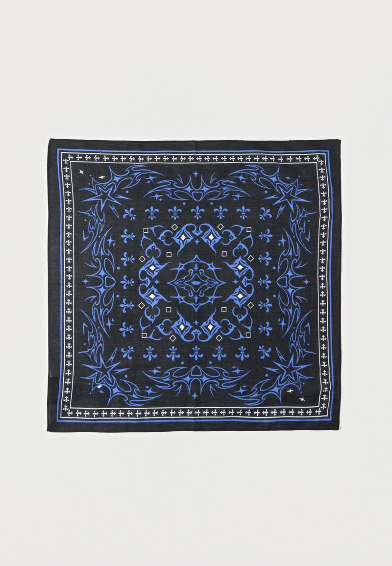 Μαύρο φουλάρι σε σχήμα τετραγώνου με συμμετρικά μπλε και λευκά λουλουδένια και αστέρι μοτίβα που σχηματίζουν ένα κεντρικό διακοσμητικό μοτίβο και περίμετρο.