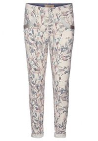 Pantalones con estampado floral en tonos de rosa y verde sobre un fondo claro. Presentan bolsillos frontales y puños enrollados. Material suave, en mezcla de algodón.