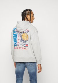 Tommy Jeans BASKETBALL HOODIE - Bluză de molton - silver grey