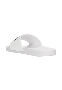 Sandale blanche de style slide avec une ouverture à l'avant, sangle courbée et semelle plate. Fabriquée en matériau léger, elle présente un design minimaliste sans motifs.