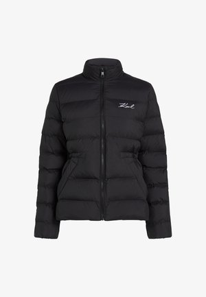 Jachetă puffer neagră cu guler înalt, închidere cu fermoar și model matlasat orizontal. Prezintă un logo brodat pe piept.