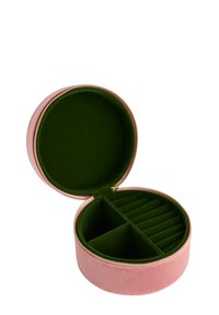 Scatola per gioielli rotonda in morbido velluto rosa, con interni in feltro verde dotati di divisori e chiusura con cerniera dorata.
