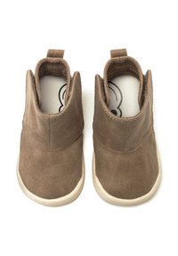 Stivali alla caviglia in suede marrone con una texture liscia, pannelli laterali in elastico e una leggera suola in gomma. Dotati di una linguetta per indossarli facilmente.
