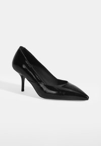 Schwarze Lackleder-High-Heel-Pumps mit spitzer Zehenform, schmalem Absatz und glatter, glänzender Oberfläche. Schlichtes Design, ohne sichtbare Muster oder Akzente.