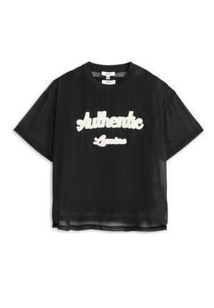 T-shirt nera a maniche corte in rete con testo scritto bianco "Authentic" e testo più piccolo sotto sulla parte anteriore, scollo a girocollo, etichetta del marchio all'interno.