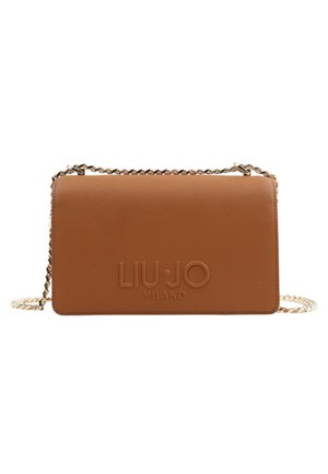 Borsa rettangolare marrone con tracolla a catena dorata, superficie texturizzata e la scritta "LIU·JO MILANO" in rilievo sulla patta frontale.