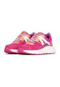 Baskets de sport roses avec une tige en mesh et en daim, accents contrastants en orange et blanc, lacets texturés et une semelle blanche épaisse.