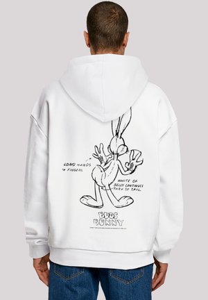 Hvid hættetrøje med en sort tegneserie-grafik af Bugs Bunny på ryggen. Teksten inkluderer "LONG HANDS 4 FINGERS" og andre designdetaljer.