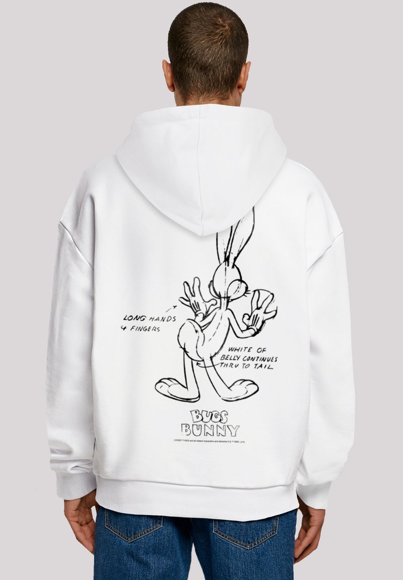 Fehér kapucnis pulóver, amelyen a hátán egy fekete rajzfilm-ábra látható Bugs Bunny-ról. A szöveg tartalmazza a "HOSSZÚ KÉZ 4 UJJ" feliratot és egyéb dizájn részleteket.