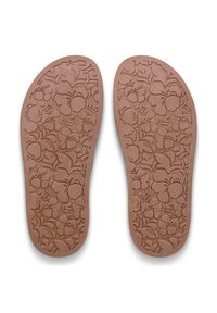 Semelles marron à motif floral avec des dessins sculptés représentant des fleurs d'hibiscus et du feuillage, marquées "Roxy" à plusieurs endroits.
