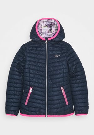 Námořnická zateplená bundička s prošívaným designem a růžově podšitou kapucí a lemy, která má přední zip a dvě zipové boční kapsy. Interiér má vzorovanou podšívku.