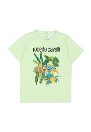 Jasnozielona koszulka niemowlęca z zatrzaskami na kołnierzu, nadrukiem tropikalnego ptaka i owoców oraz napisem "roberto cavalli" nad wzorem.