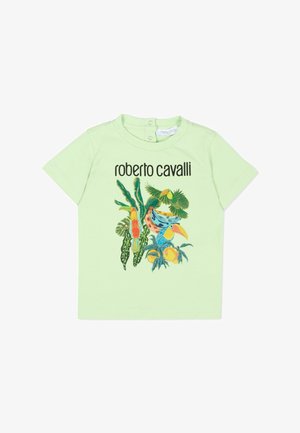 Camiseta para bebé de color verde claro con botones a presión en el cuello, estampado con aves tropicales y frutas, y texto "roberto cavalli" encima del diseño.