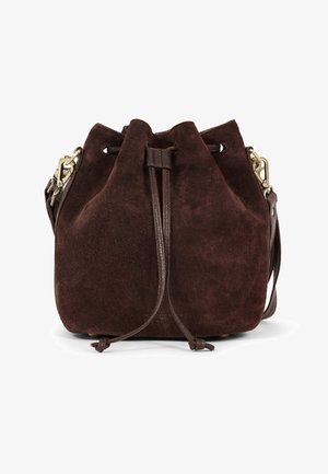 Dunkelbraune Wildleder-Bucket-Bag mit Lederzugschnurverschluss, goldfarbenen Beschlägen und verstellbarem Schulterriemen.