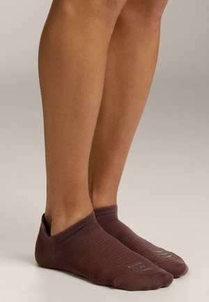 Chaussettes basses bordeaux avec un bord côtelé, présentant un motif tricoté texturé et de subtils accents argentés sur le dessus.