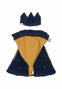 Donkerblauwe fluwelen cape met een gouden binnenkant, voorzien van een gerimpelde kraag en sterrenpatronen. Inclusief een bijpassend kroonhoofdband.