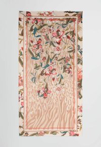 Bufanda de estampado floral con una tela suave, que presenta flores rosas sobre un fondo beige con un sutil estampado de animal y un borde coral en contraste.