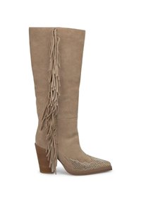 Beżowe zamszowe kozaki do kolan z frędzlami, kwadratowym noskiem, ozdobione ćwiekami z przodu oraz na słupku.