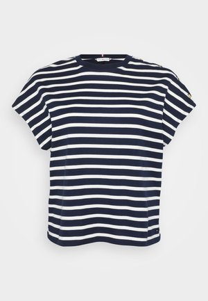 T-shirt rayé bleu marine et blanc à manches courtes et col rond, avec des boutons décoratifs sur une épaule.