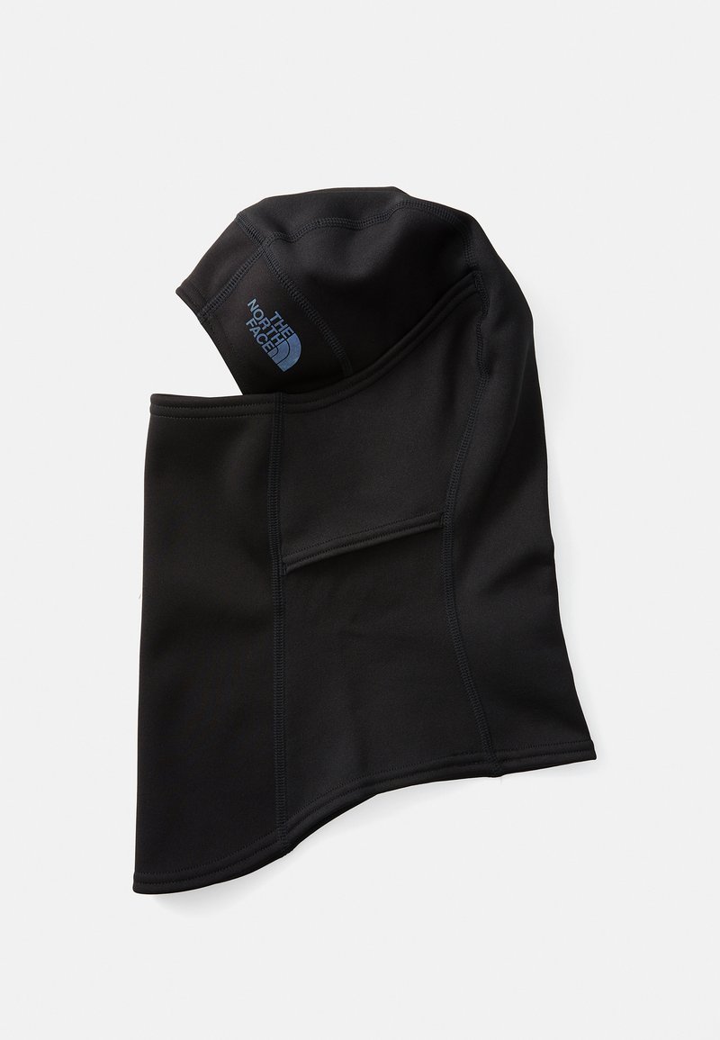 Svart fleece nakkebånd med festehette. Har flate sømmer, elastisk materiale, og en blå logomerkelapp øverst.