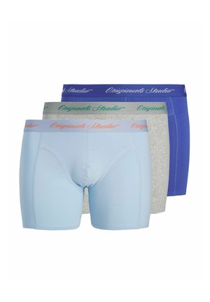 Tre par herreboxershorts i blå, grå og lilla, hver med en mærket talje med teksten "Originals Studio."