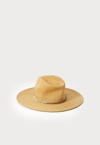 Sombrero de paja de ala ancha en color amarillo con un acabado texturizado. Presenta una banda decorativa con cuentas en colores claros y un acento de cuero marrón.