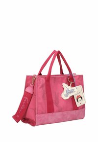 Bolso de tela rosa con dos asas y una correa desmontable, que presenta un estampado de aves, un charm y una etiqueta decorativa. Superficie suave y texturizada.