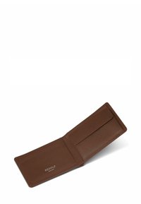 Bruine leren bifold portemonnee open met zichtbare kaartsleuven en een muntzakje met klep op een witte achtergrond.