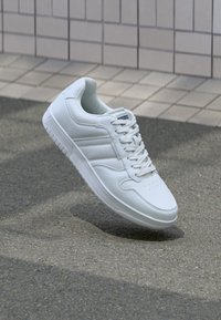 JFWJAM - Tossud - white