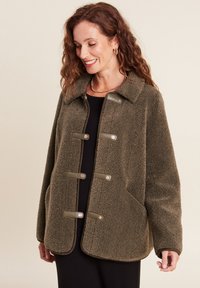 Olivgrüne Fleecejacke mit Kragen, knöpfbarem Frontverschluss und Seitentaschen. Verfügt über ein strukturiertes Material und Akzentknöpfe mit glatter Oberfläche.