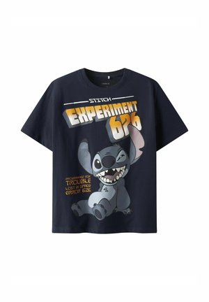 Donkerblauwe T-shirt met een knipogende Stitch-cartoon, grote gele tekst "Experiment 626" en kleinere oranje tekst "Geprogrammeerd voor problemen, Verloren in de ruimte."