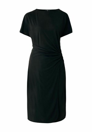 Schwarzes Kleid aus glattem Stoff, mit rundem Ausschnitt, kurzen Ärmeln und einem verdrehten Detail in der Taille, das einen drapierten Effekt erzeugt.