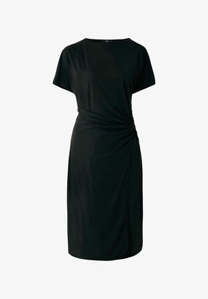 Abito nero realizzato in tessuto morbido, con scollatura rotonda, maniche corte e un dettaglio attorcigliato in vita, che crea un effetto drappeggiato.
