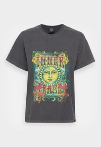 Grå bomulls t-shirt med lös passform, prydd med en färgglad psychedelisk sol och blommönster i mitten. Korta ärmar, rundad hals.