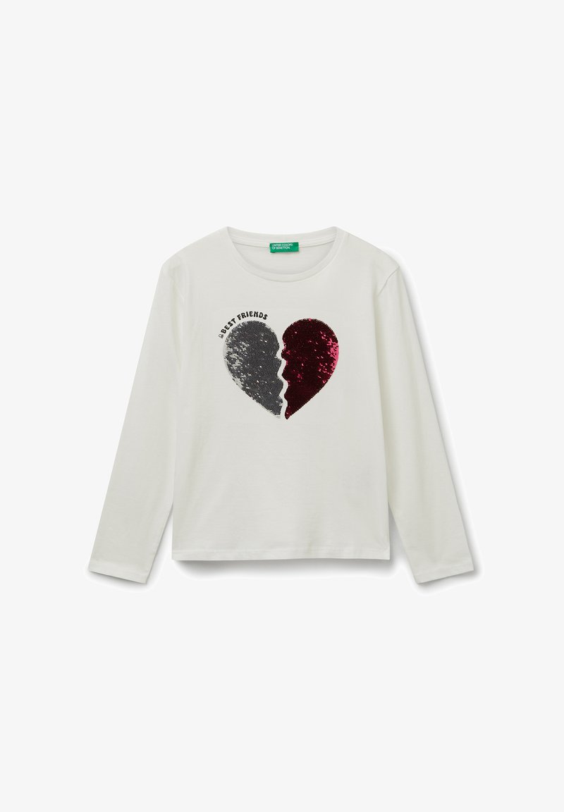 Camicia bianca a maniche lunghe con un cuore di paillettes diviso in metà nera e rossa che formano due profili opposti, con la scritta "Best Friends" sopra.