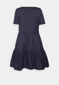 Vestido azul-marinho de mangas curtas com um design de saia em camadas. Textura suave com detalhes franzidos na cintura e na bainha.