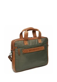 Malette en cuir marron et tissu vert olive avec deux poignées, compartiments zippés et une étiquette en façade affichant "The Chesterfield Brand."