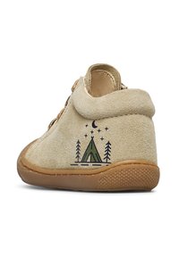 Stivale in suede beige con un collo morbido, suola in gomma marrone e un'illustrazione di una tenda e alberi sul tallone. Design con lacci, finitura testurizzata.