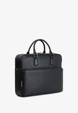 Czarna skórzana torba na laptopa z podwójnymi uchwytami, o strukturalnym kształcie i przedniej kieszeni na zamek. Teksturowane wykończenie z metalowymi akcentami.
