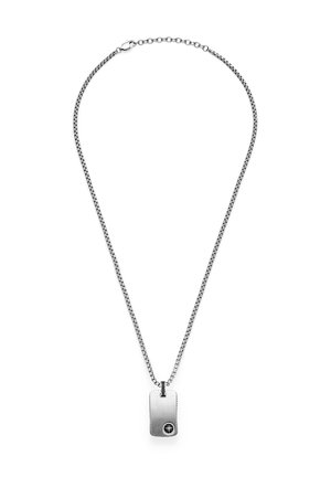 Sølvhalskæde med en flad, rektangulær vedhæng med en struktureret overflade og et cirkulært emblem ved bunden. Kæde med sammenkoblede led.