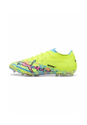 Felgele Puma Nitro Elite voetbalschoen met blauwe en roze grafische accenten, vetersluiting en gevormde noppen onder de zool.