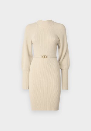 Abito a maglia a coste beige con colletto alto, maniche lunghe e una cintura coordinata con fibbia dorata in vita.