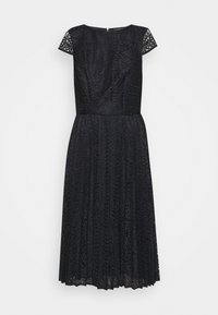 Robe en dentelle noire à manches courtes, dotée d'un corsage texturé et d'une jupe évasée. Le tissu présente des motifs élaborés et une fermeture éclair au dos.