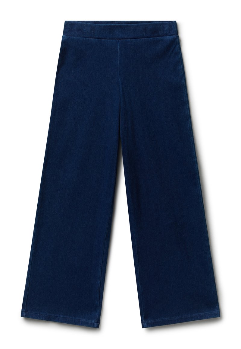 Námořnické modré kalhoty s širokými nohavicemi a vysokým pasem, vyrobené z měkkého, sametového materiálu, vystavené na bílem pozadí.