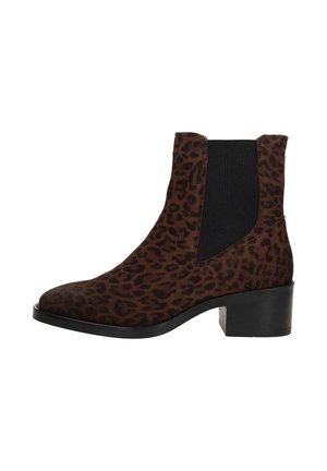 Bruine enkelboots met luipaardprint, uitgerust met elastische zijkanten, een ronde neus en een lage blokhak. Suède textuur met contrasterende zwarte accenten.