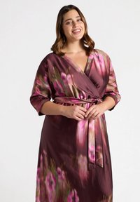 Langes Wickelkleid aus tiefburgunderrotem Satin mit floralem Muster in Pink und Grün. Verfügt über dreiviertellange Ärmel und eine taillierte Taille mit einem Bindegürtel.
